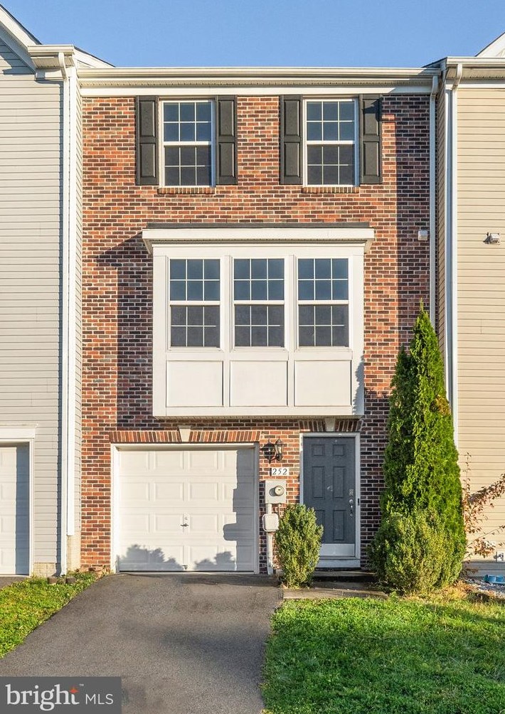 252 Rumbling Rock Rd, Hedgesville, WV 25427