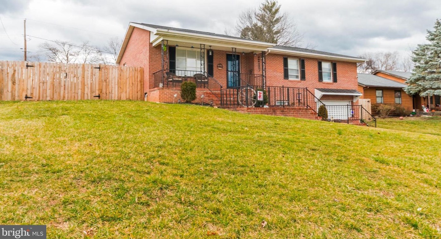 108 Rosewood Dr, Martinsburg WV  25401-2840 exterior