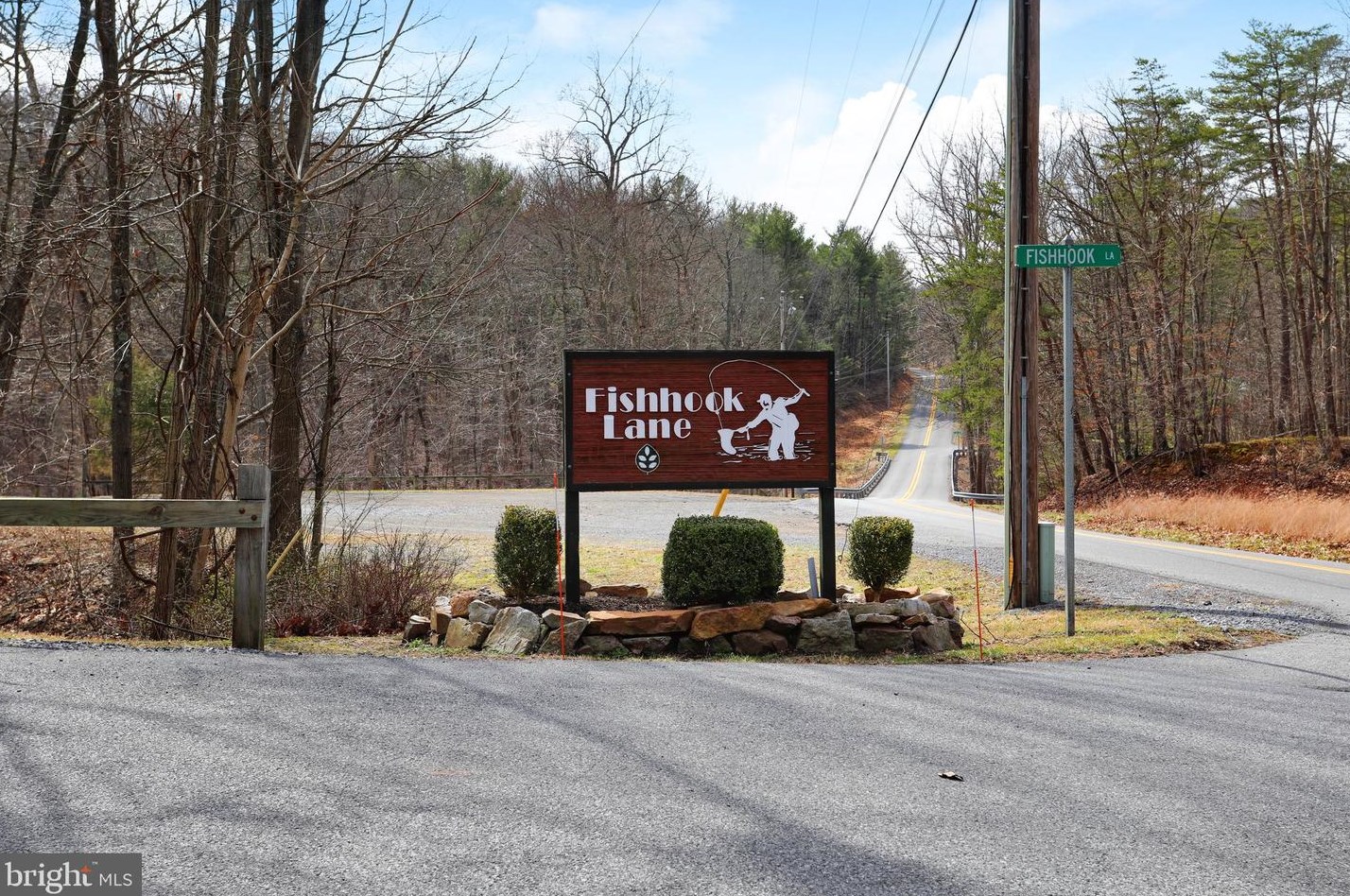 283 The Woods Rd, Hedgesville WV  25427-6886 exterior