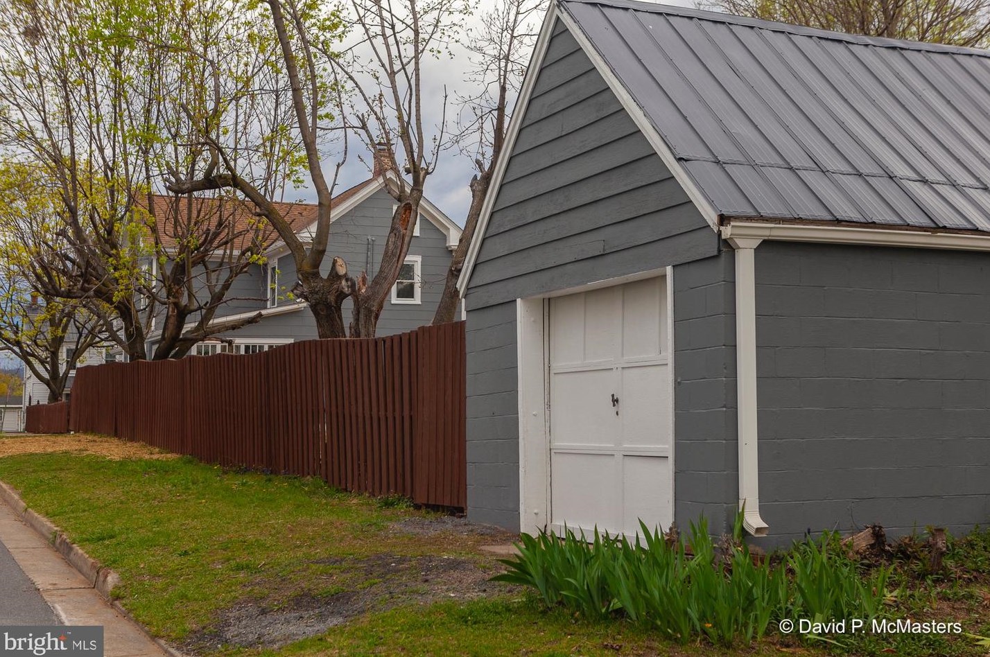934 Virginia Ave, Martinsburg WV 25401-1737 exterior
