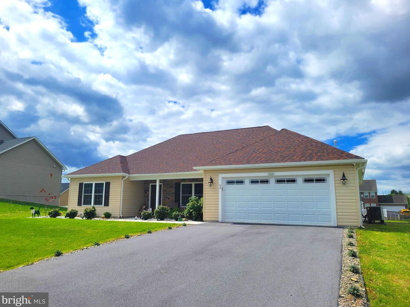 93 Ruidoso Downs Dr, Martinsburg WV  25404-1669 exterior