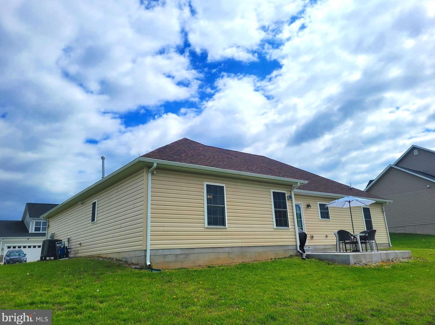 93 Ruidoso Downs Dr, Martinsburg WV  25404-1669 exterior