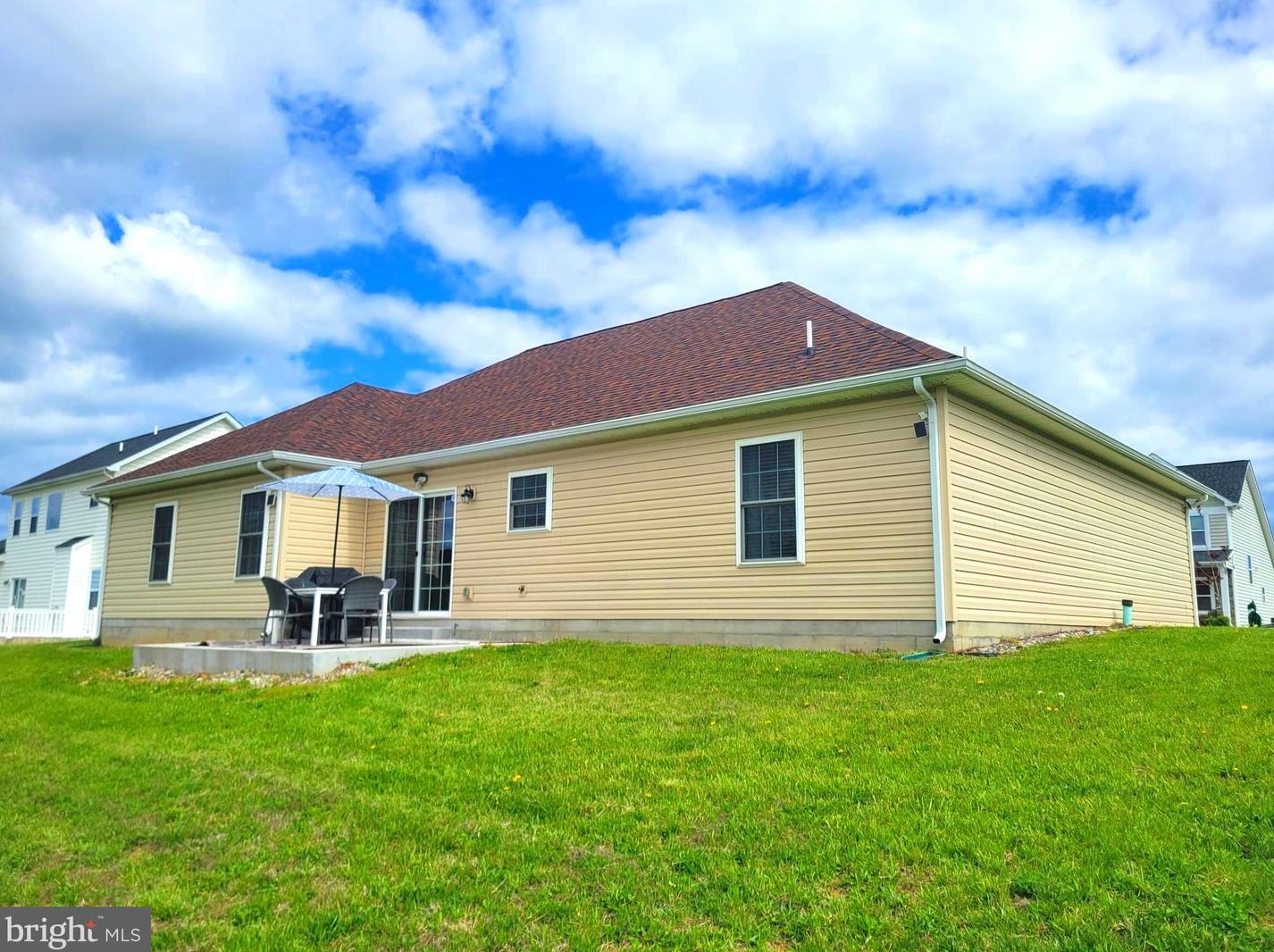 93 Ruidoso Downs Dr, Martinsburg WV  25404-1669 exterior