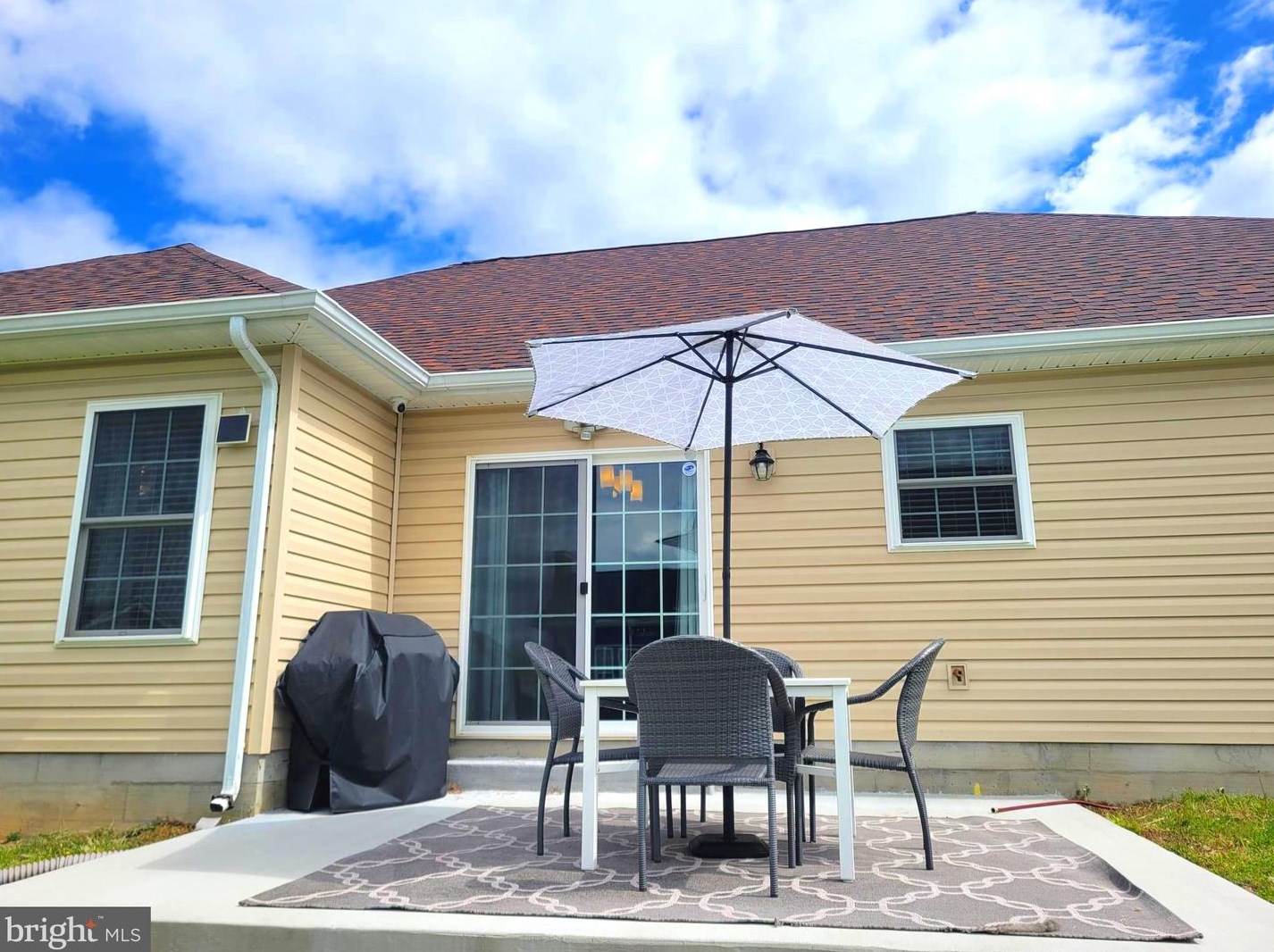 93 Ruidoso Downs Dr, Martinsburg WV  25404-1669 exterior