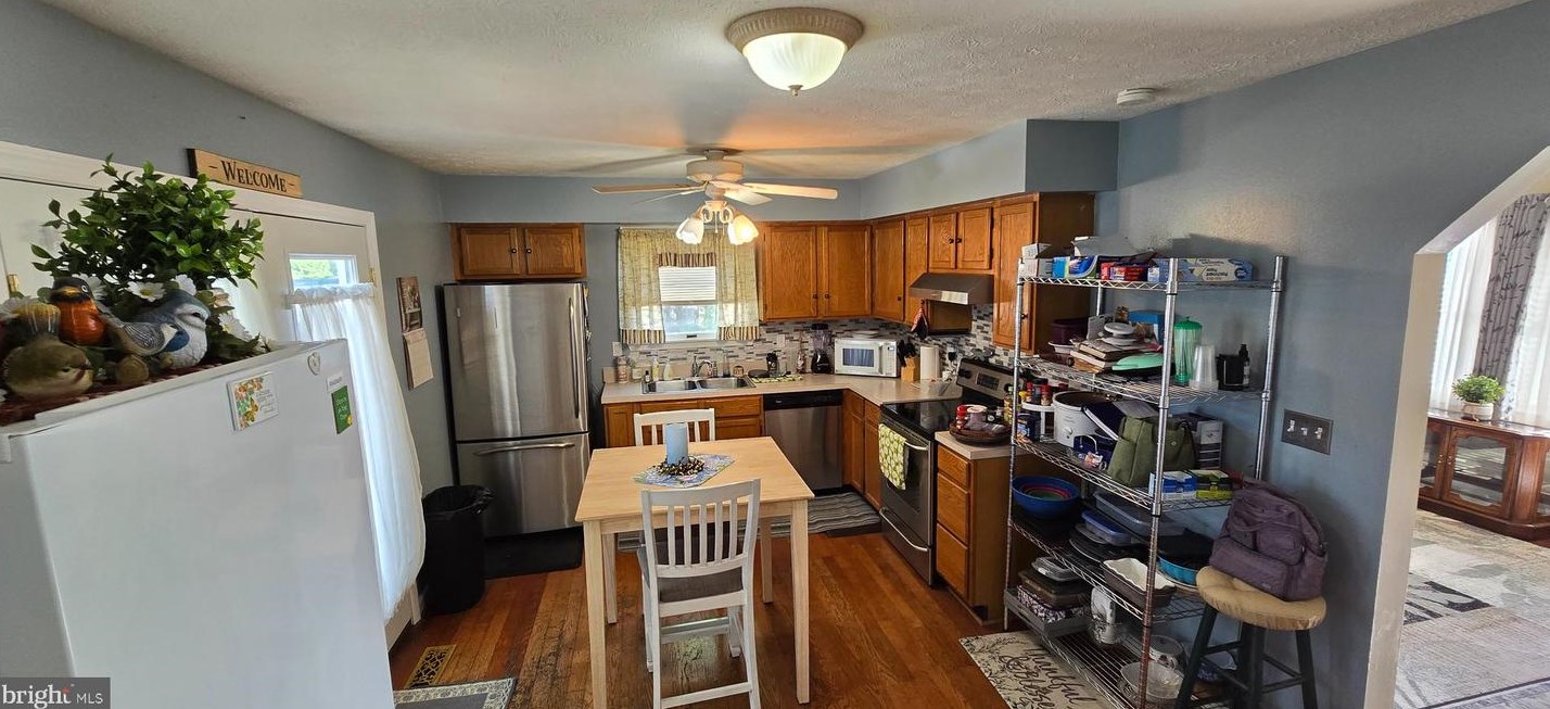 24 Magnolia Ter, Martinsburg WV  25404-3472 exterior