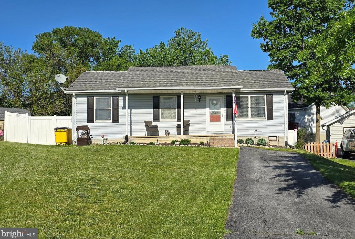 24 Magnolia Ter, Martinsburg WV  25404-3472 exterior