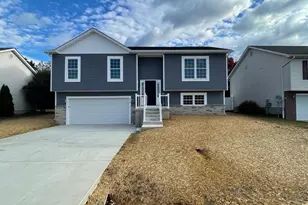 578 Ford Cir, Inwood, WV 25428 - Photo 1