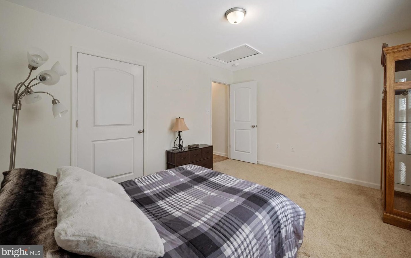 960 Rolling Ln, Harpers Ferry WV 25425-4550 exterior