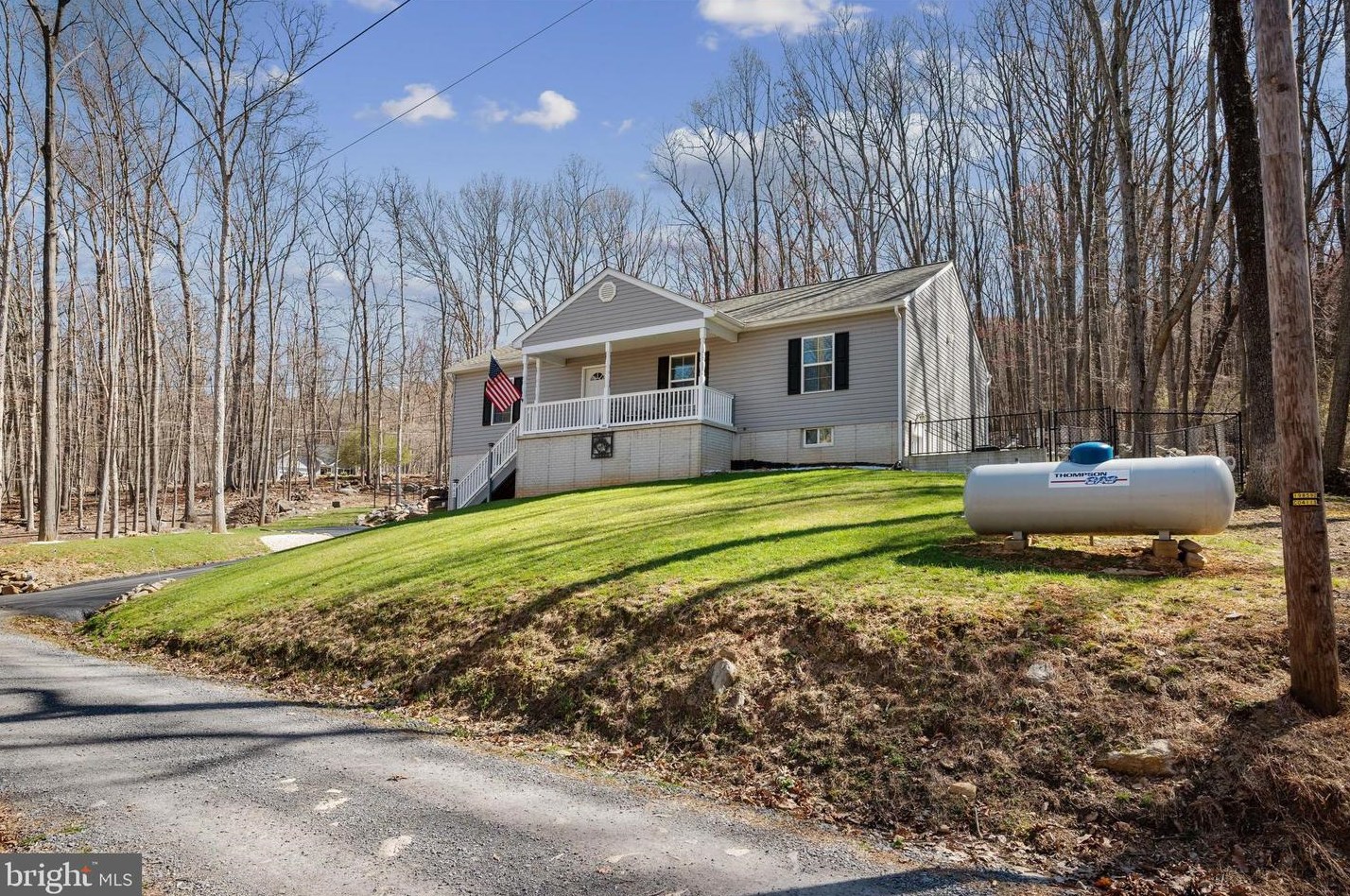 960 Rolling Ln, Harpers Ferry WV 25425-4550 exterior