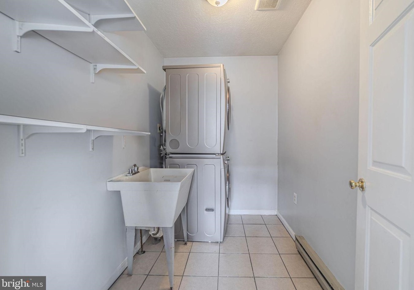 320 Beauregard Blvd, Charles Town WV  25414-4057 exterior