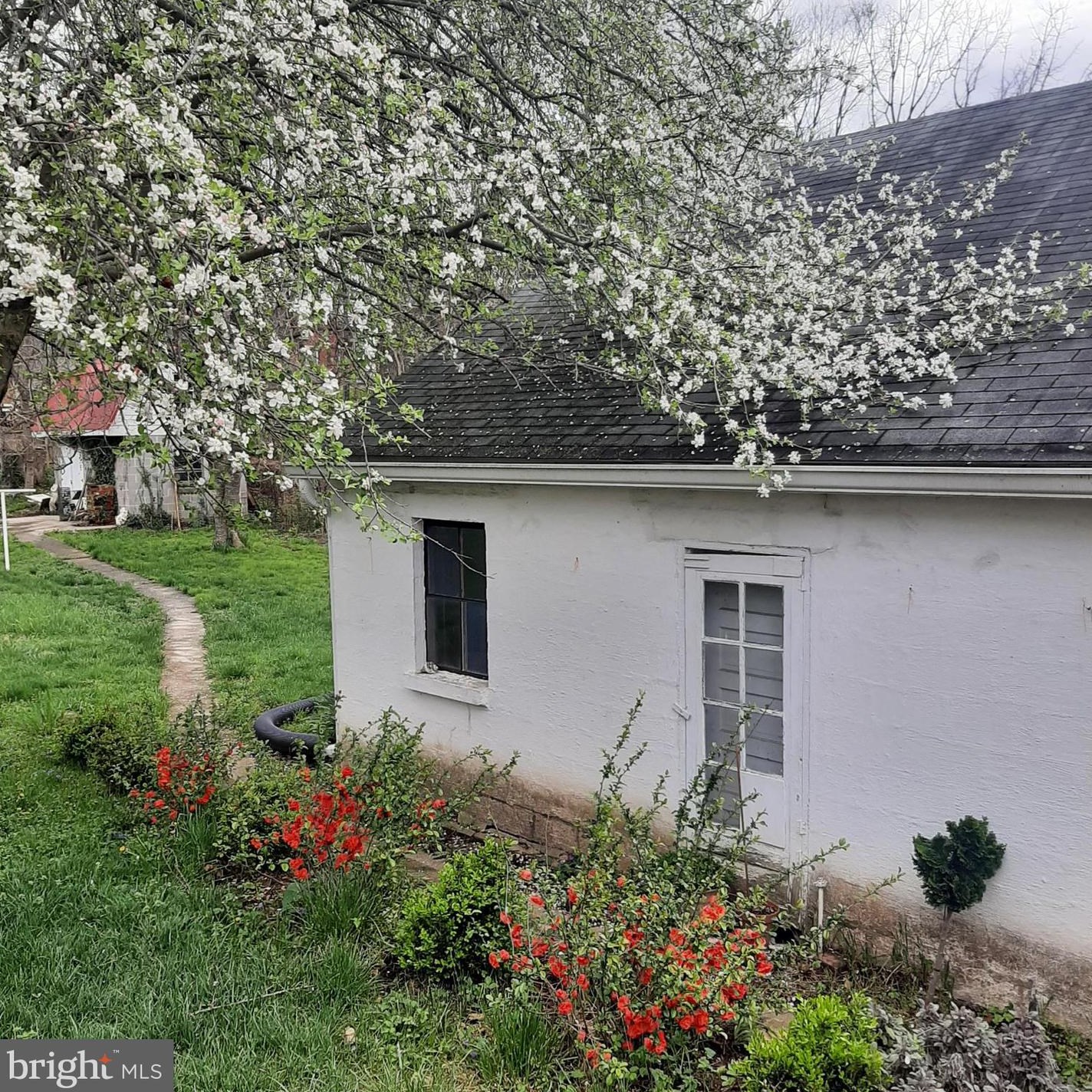 83 Minden St, Shepherdstown WV  25443-4720 exterior