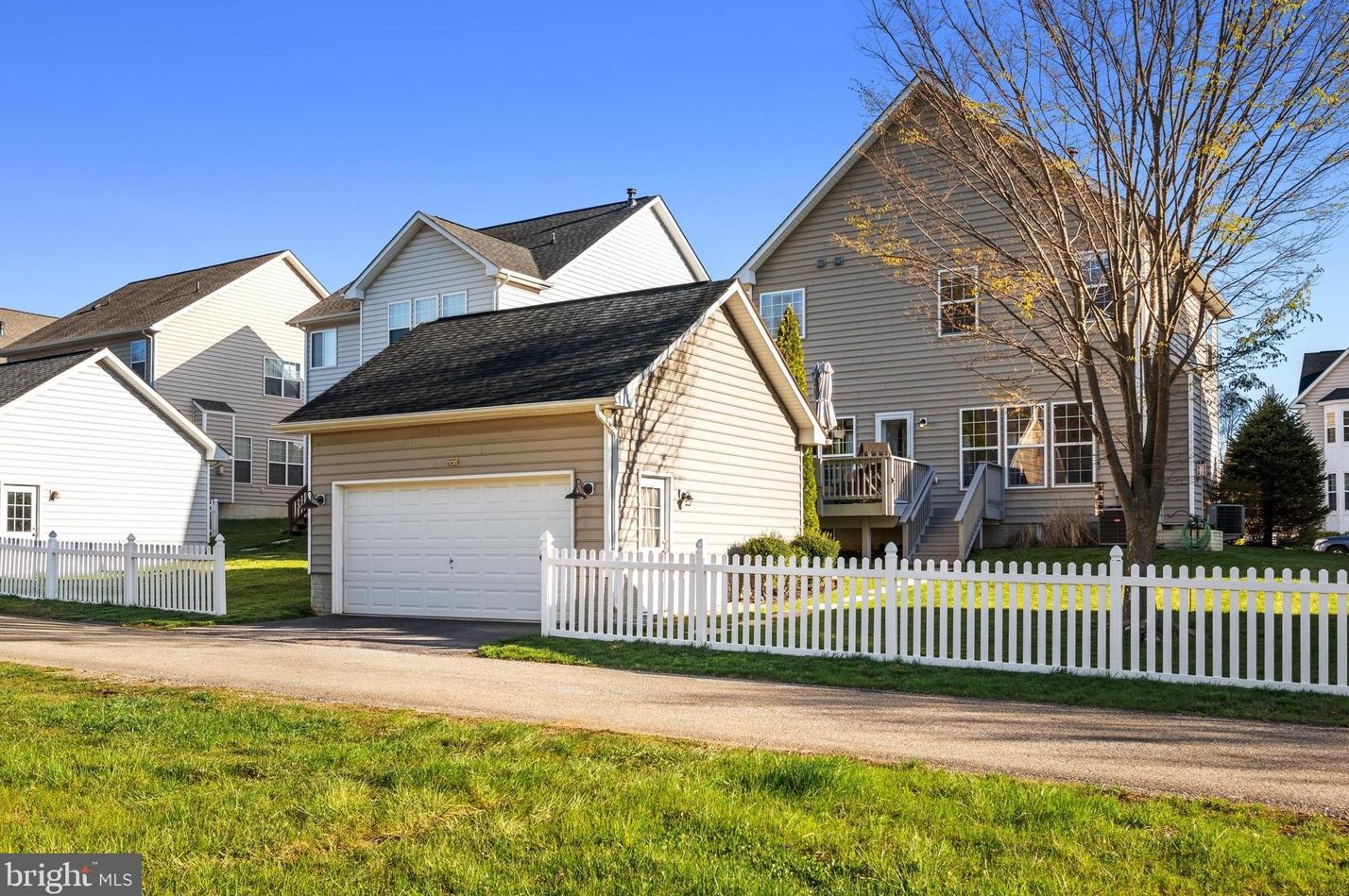 187 Colonial Dr, Charles Town WV  25414-4498 exterior