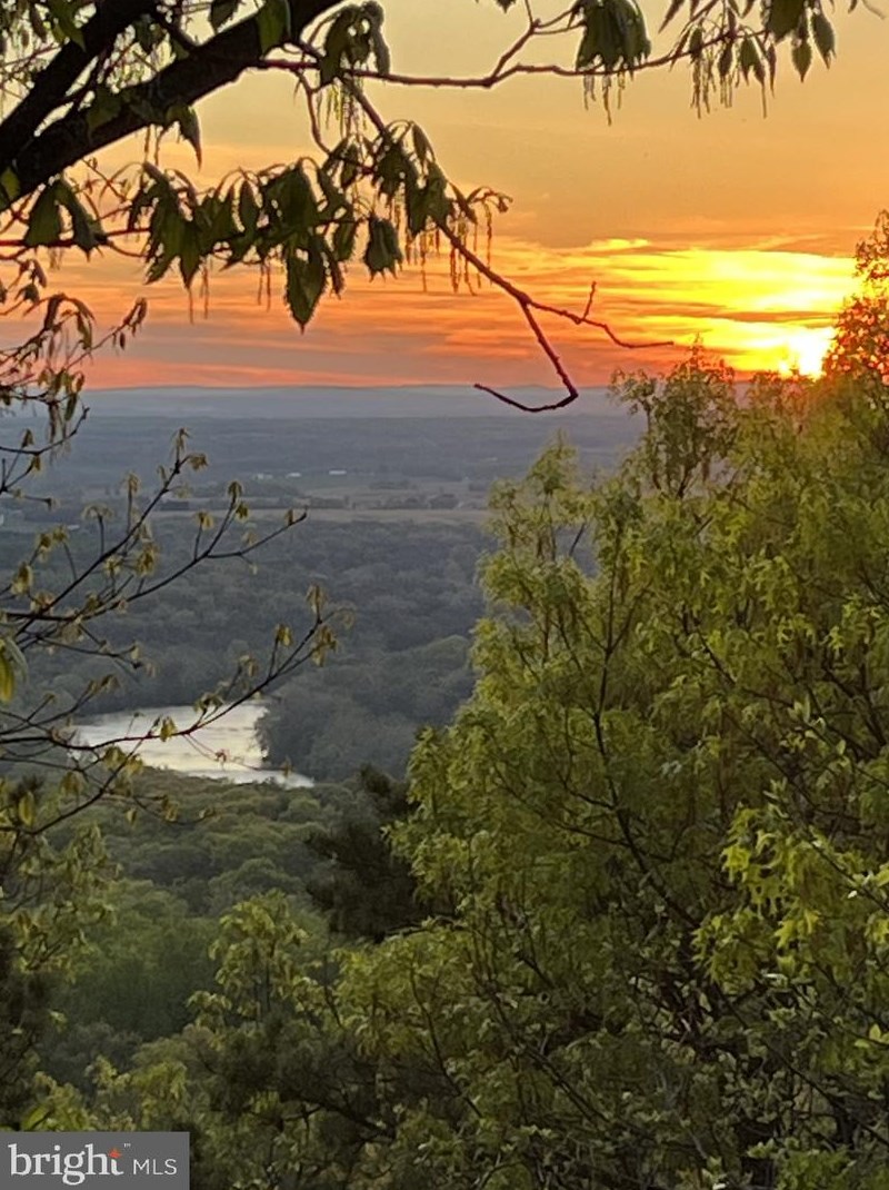 137 Moonridge Ln, Harpers Ferry WV  25425-6237 exterior