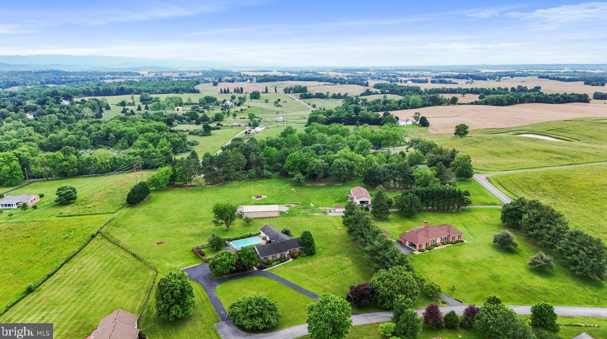 76 Windsor Dr, Charles Town WV 25414-2560 exterior