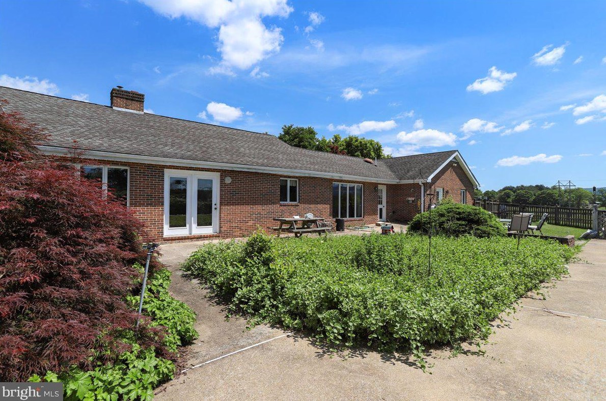 76 Windsor Dr, Charles Town WV 25414-2560 exterior