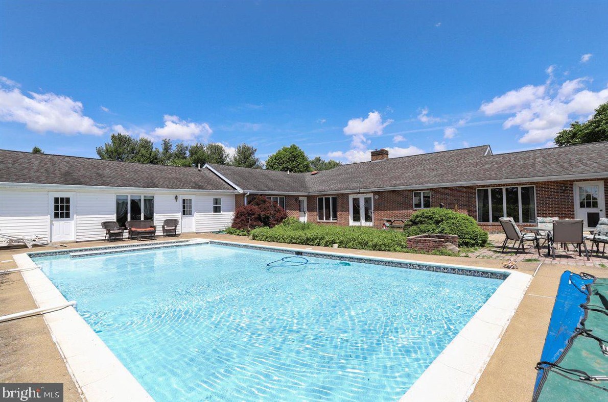 76 Windsor Dr, Charles Town WV 25414-2560 exterior