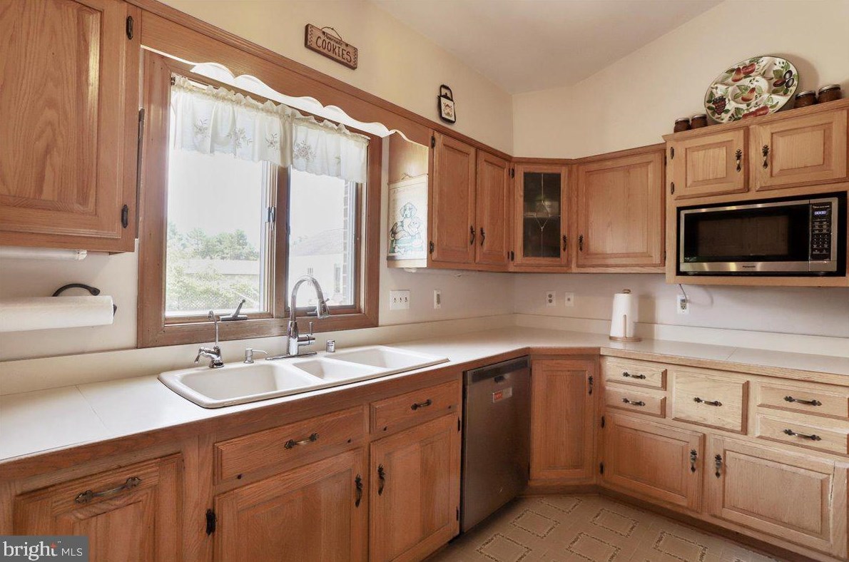 76 Windsor Dr, Charles Town WV 25414-2560 exterior