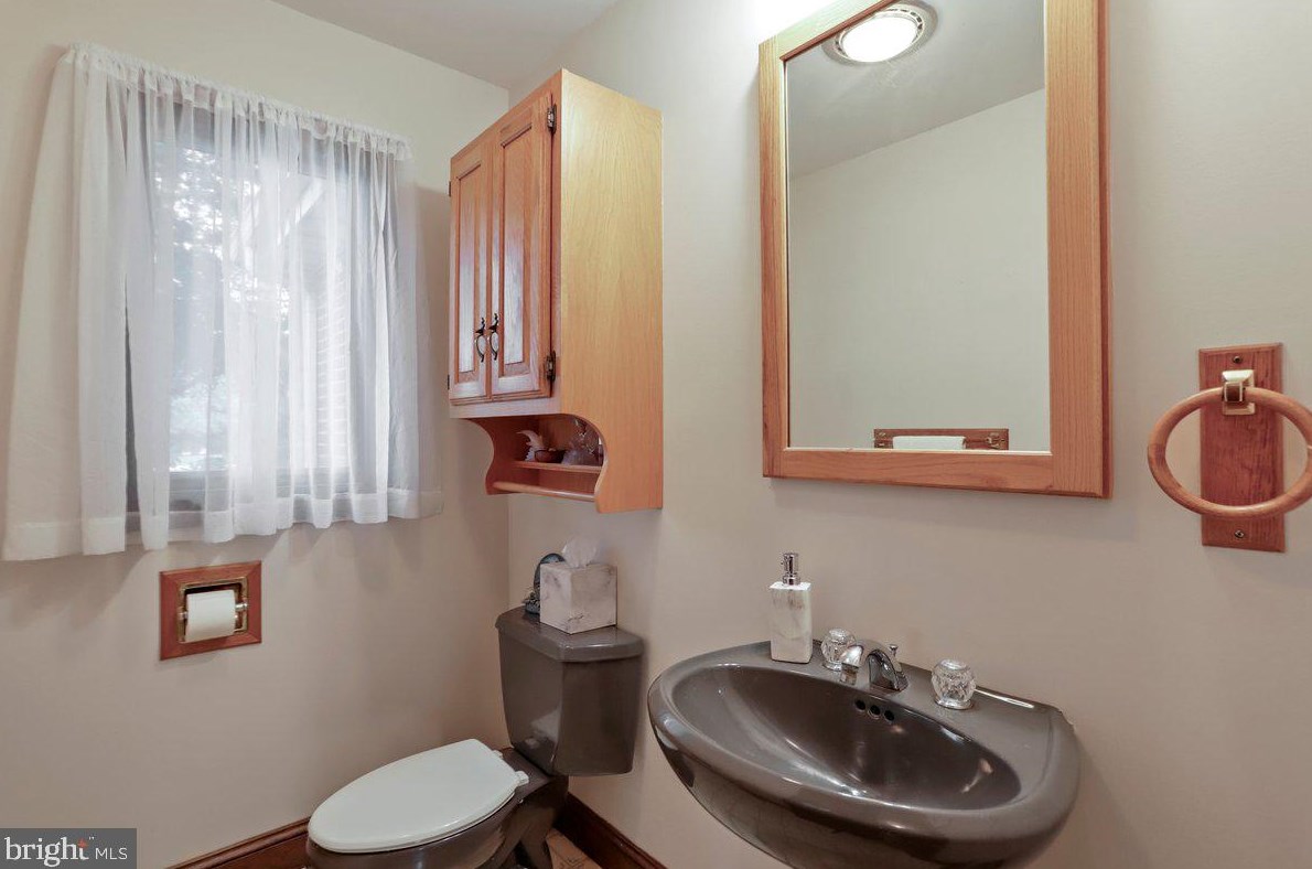 76 Windsor Dr, Charles Town WV 25414-2560 exterior