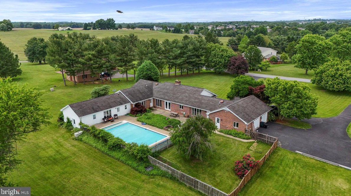 76 Windsor Dr, Charles Town WV 25414-2560 exterior