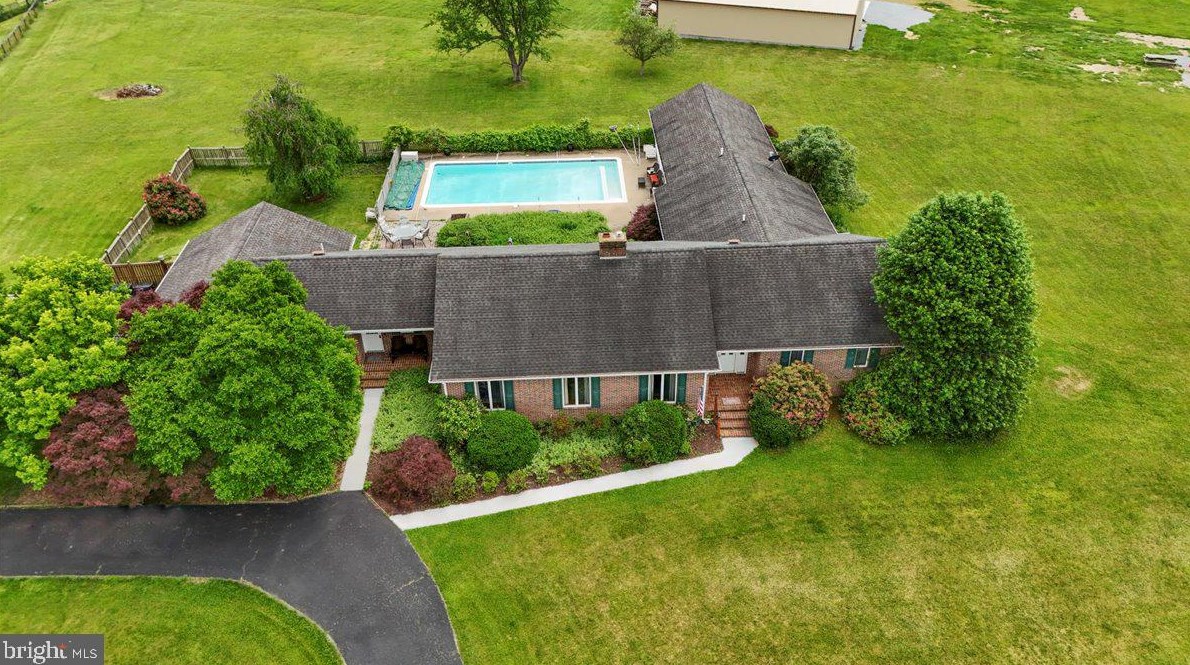 76 Windsor Dr, Charles Town WV 25414-2560 exterior