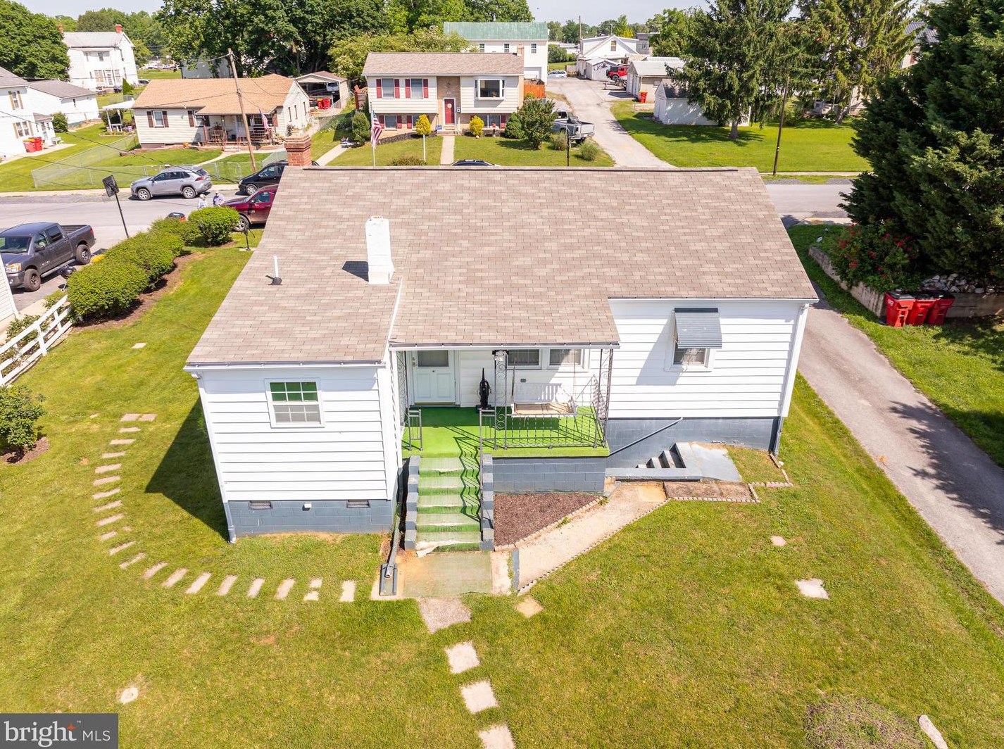 107 6 Ave, Ranson WV 25438-1402 exterior