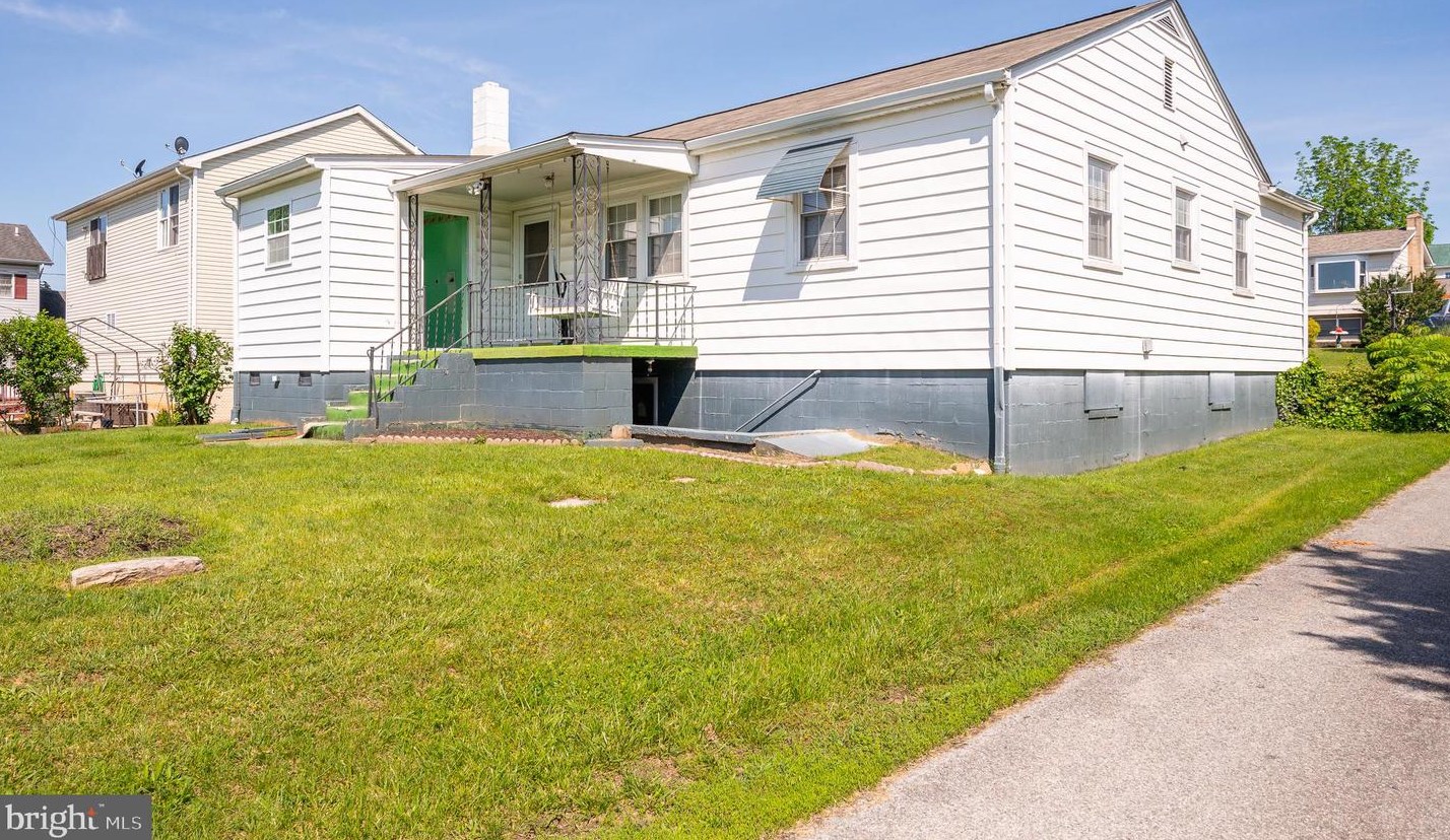 107 6 Ave, Ranson WV 25438-1402 exterior