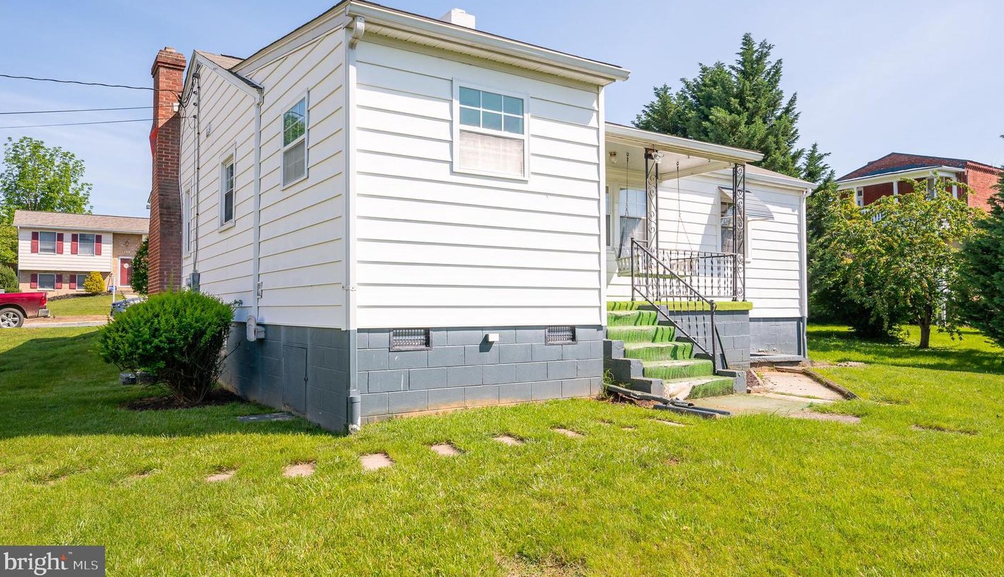 107 6 Ave, Ranson WV 25438-1402 exterior