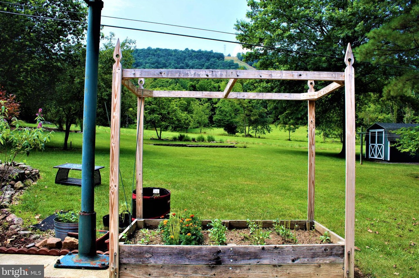 5374 Knobley Rd, Medley WV  26726 exterior