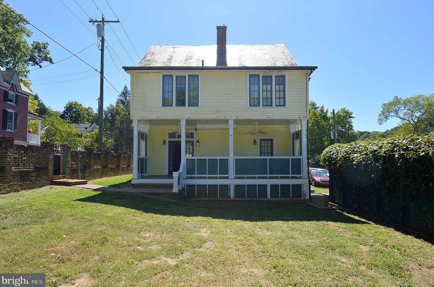 151 Fairfax St, Berkeley Springs WV  25411-3237 exterior