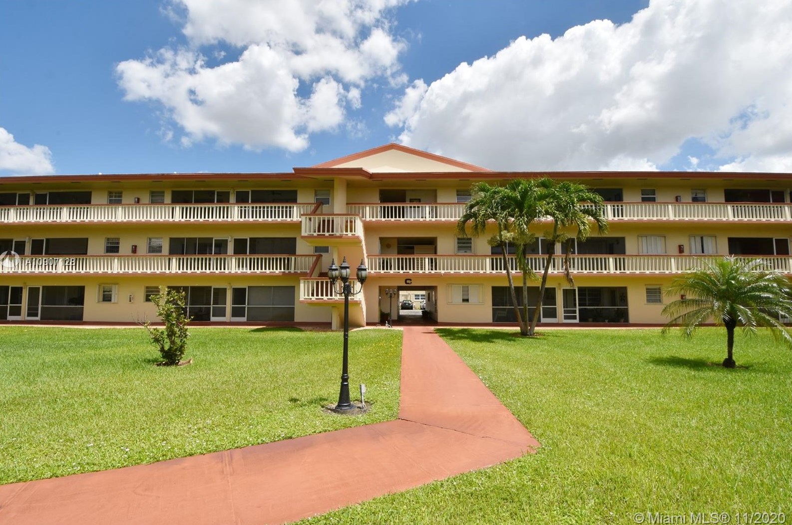 5300 Washington St, Hollywood FL  33021-7750 exterior