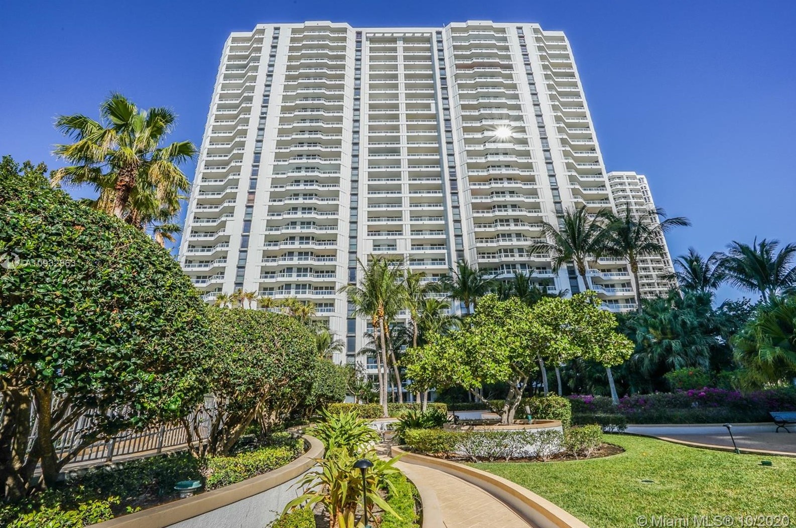 21055 Yacht Club Dr, Miami FL exterior