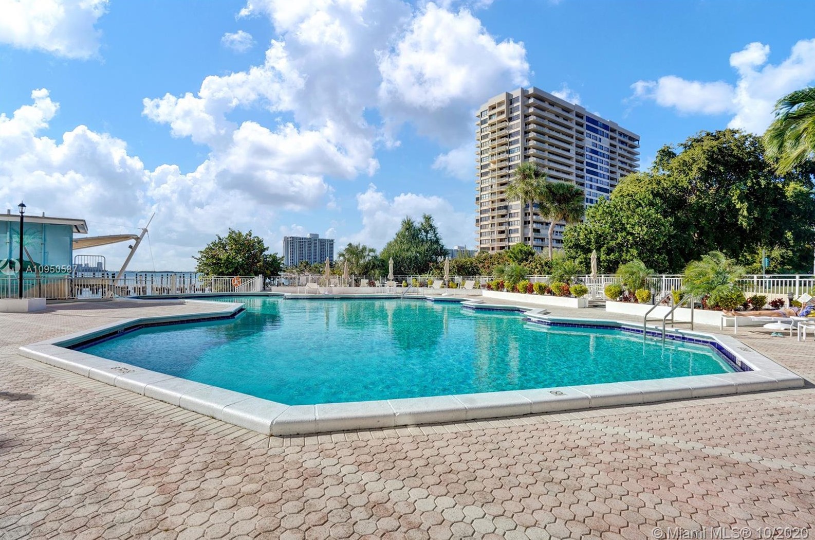 11111 Biscayne Blvd, Miami FL 33181-3494 exterior