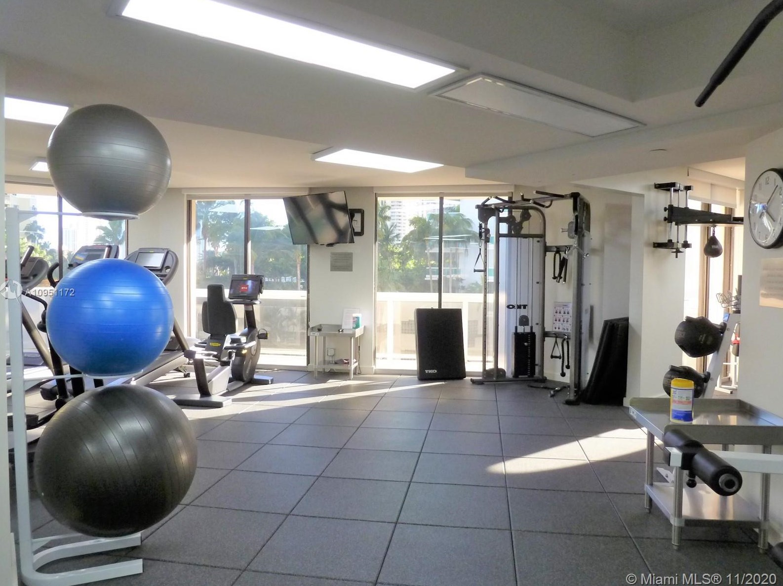 20185 Country Club Dr, Miami FL  33180-3048 exterior