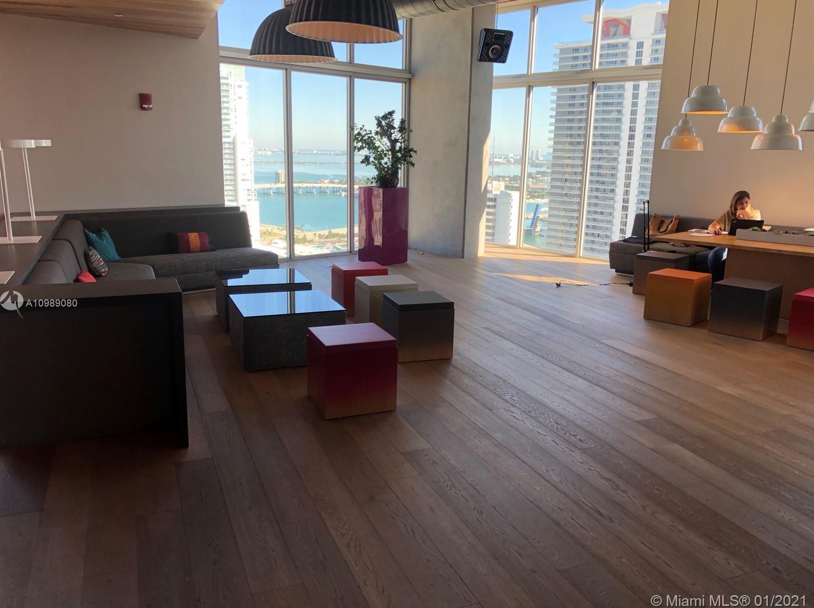 151 1st St, Miami FL 33132-2501 exterior