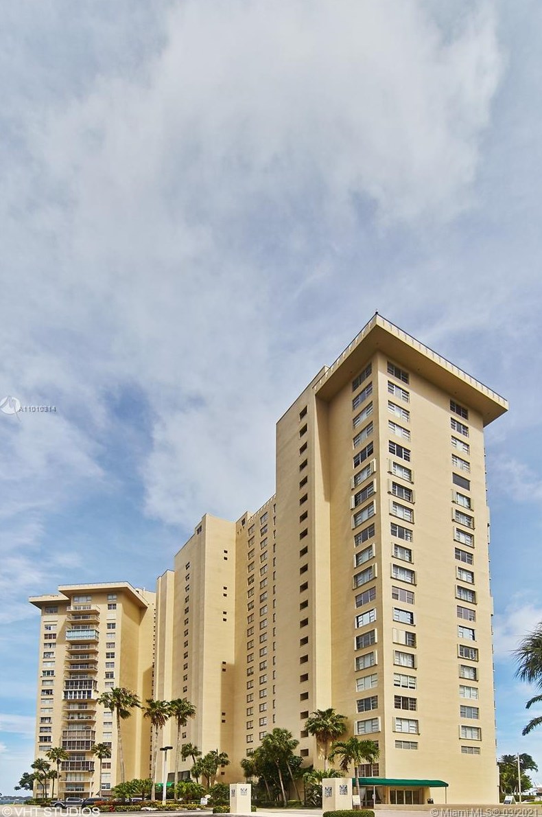 11111 Biscayne Blvd, Miami FL 33181-3494 exterior