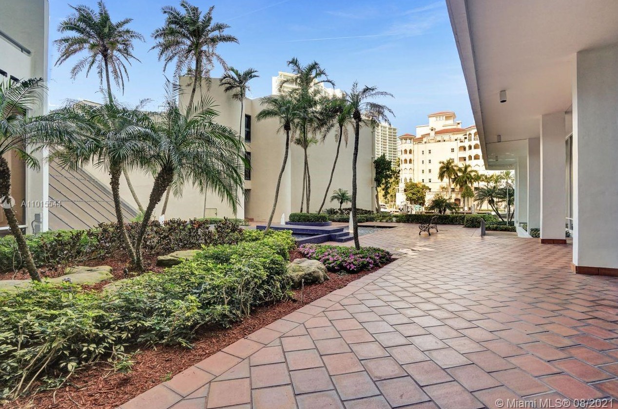 19707 Turnberry Way, Miami FL  33180-2797 exterior