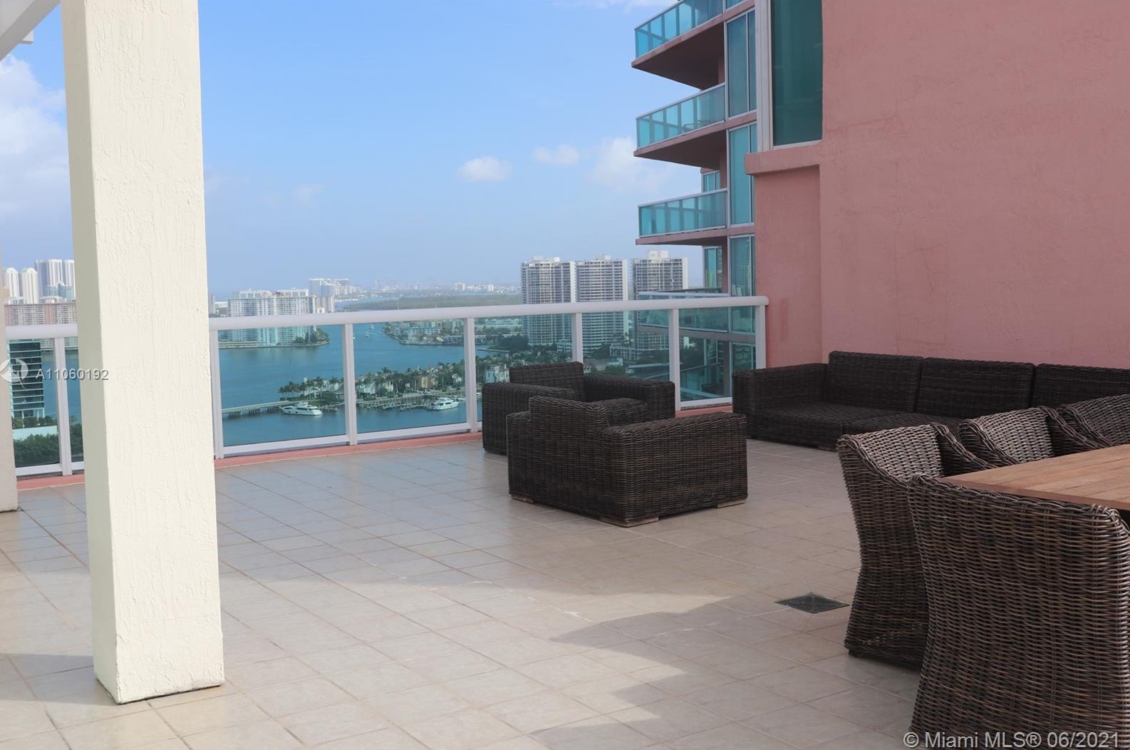 3370 190th St, Miami FL  33180-3048 exterior