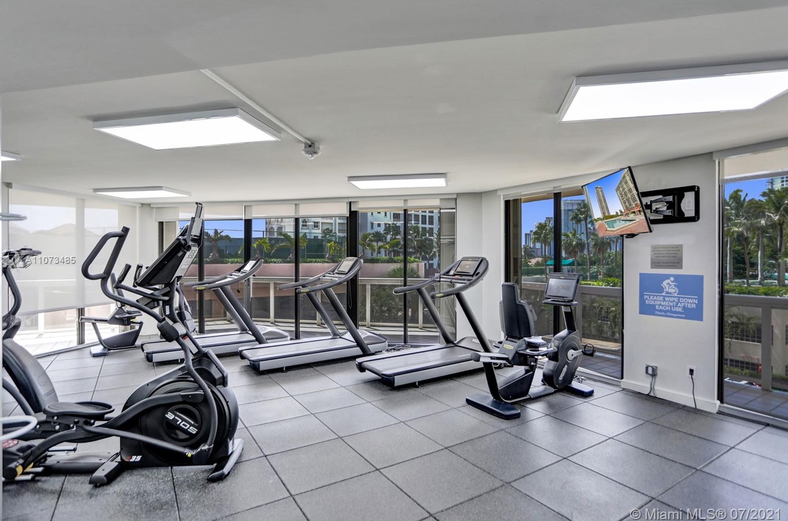 20185 Country Club Dr, Miami FL 33180-3048 exterior