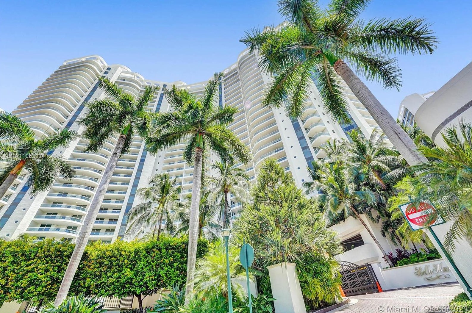 6000 Island Blvd, Miami FL  33160-3762 exterior