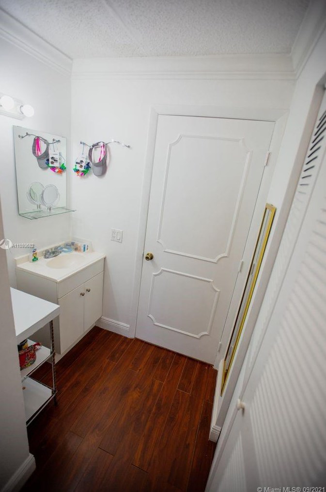 7125 Bonita Dr, Miami FL  33141-3025 exterior