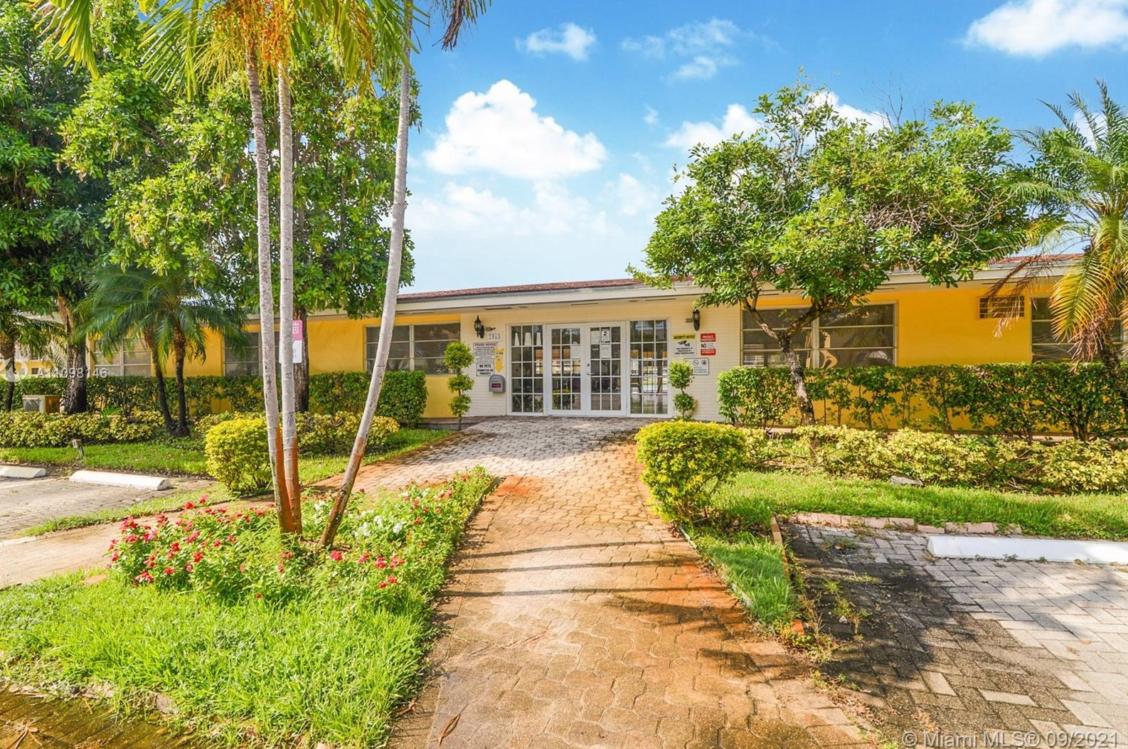 2880 203rd St, Miami FL  33180-4106 exterior