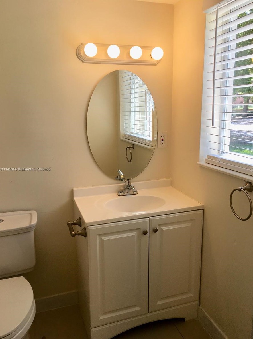 1 Edgewater Dr, Miami FL 33133-6952 exterior