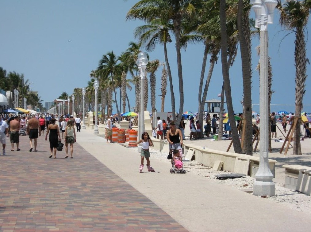 1318 Tyler St, Hollywood FL 33020-5251 exterior