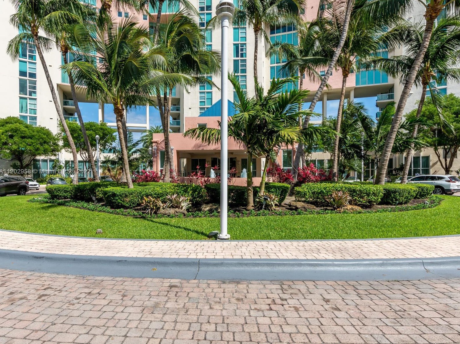 3370 190th St, Miami FL  33180-3048 exterior