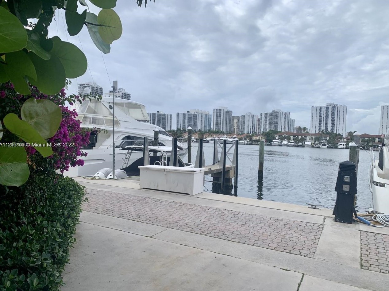 3610 Yacht Club Dr, Miami FL 33180-3500 exterior