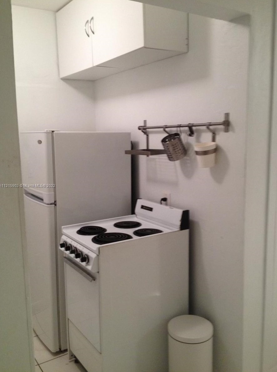 2430 25 Ter, Miami FL 33133-2007 exterior