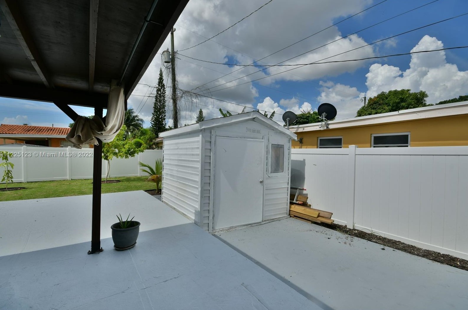 3240 14th Ter, Miami FL  33125-1806 exterior