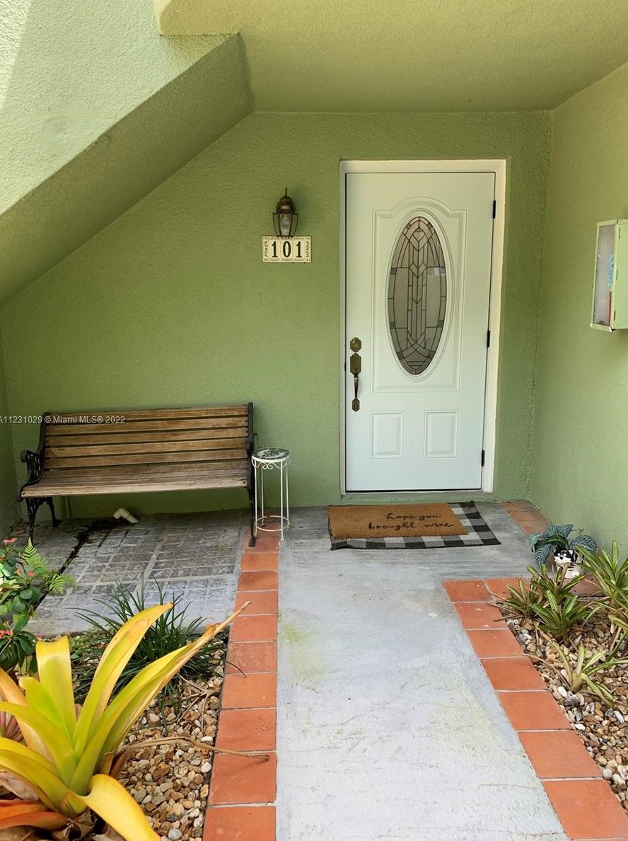 11099 7th St, Miami FL  33172-3675 exterior