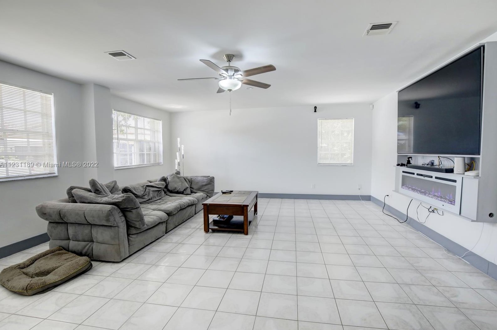 8646 207th Ter, Miami FL  33189-3838 exterior