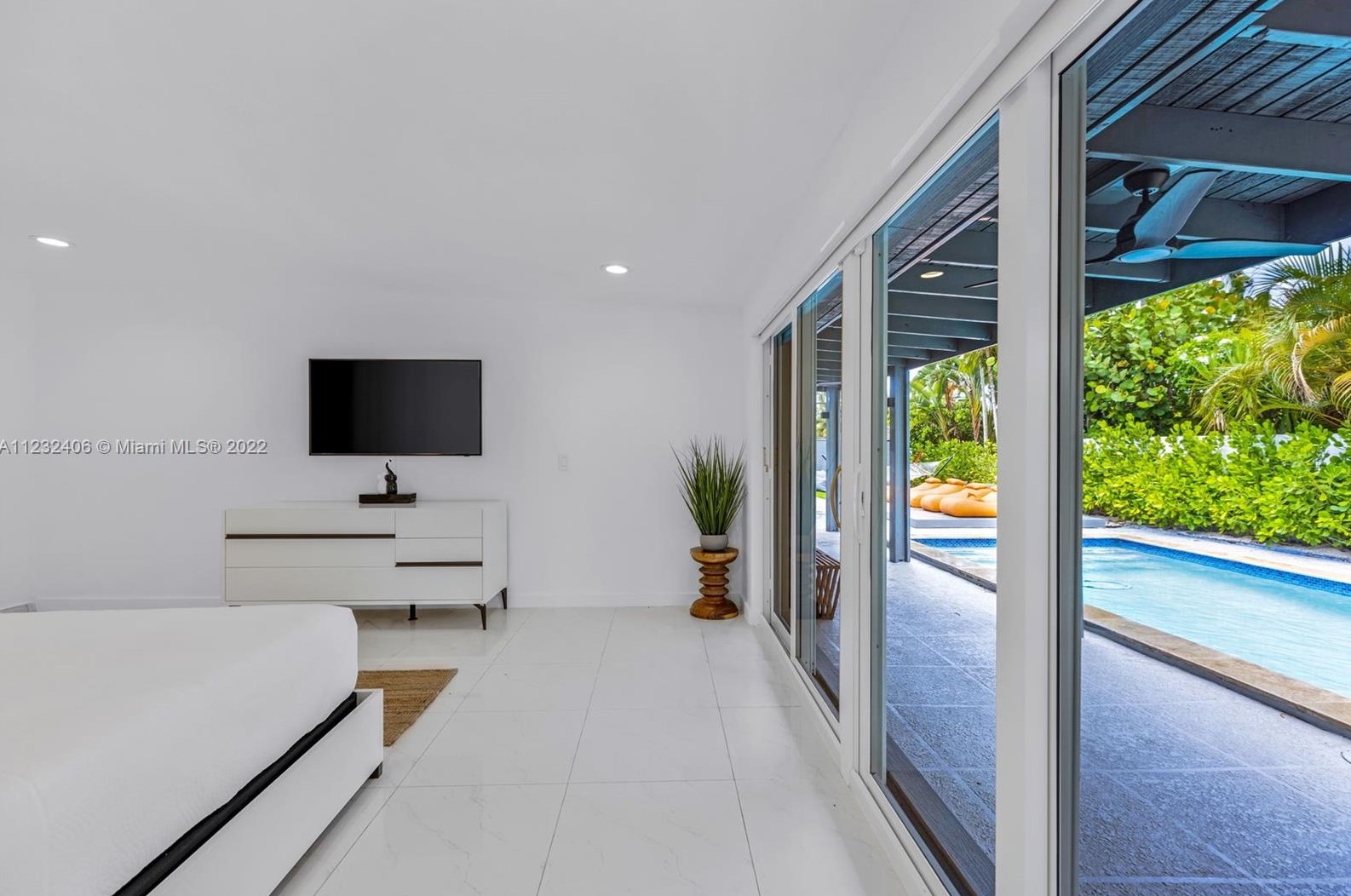 16520 35th Ave, Miami FL  33160-3817 exterior